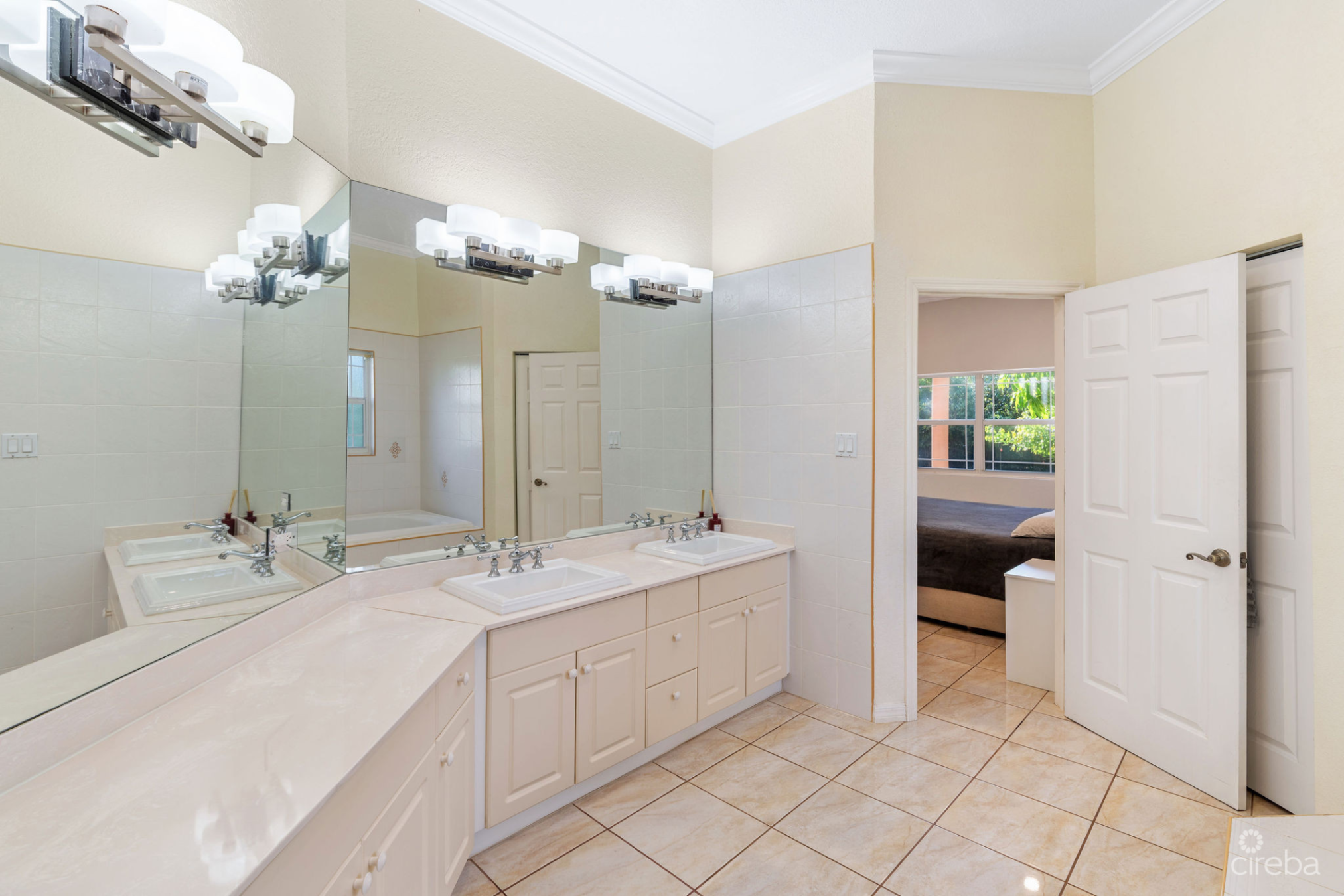 Large 5- Bedroom Home In Beach Bay, Bodden Town