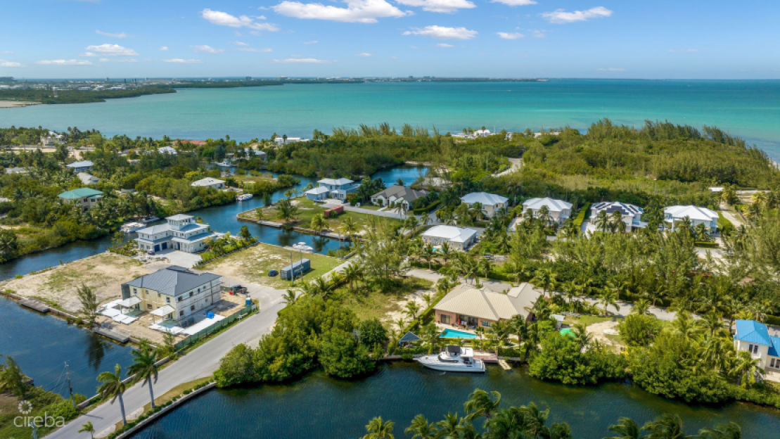 Superb Canal Front Lot On Peaceful Close - 1