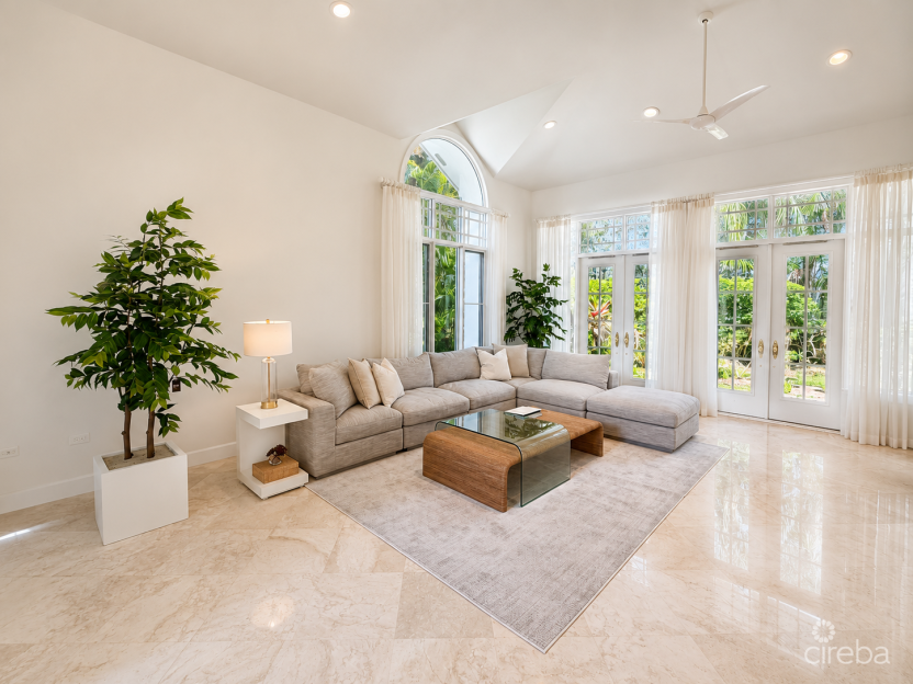 Rare King's Court Villa In Britannia | Seven Mile Beach Corridor - 1