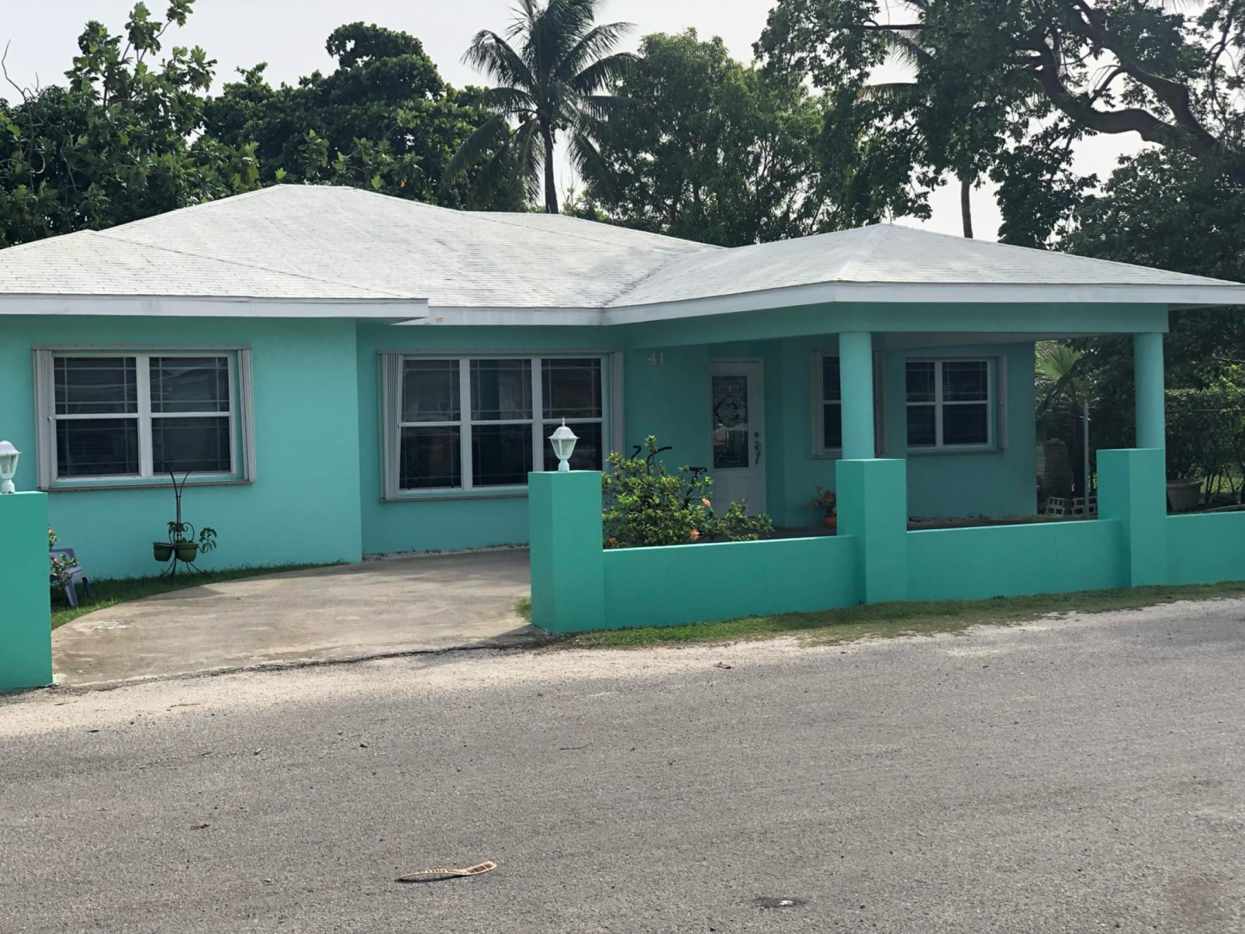 3 Bedroom Family Home +  Efficiency Apt  W/ Kitchen And Bathroom. Gt