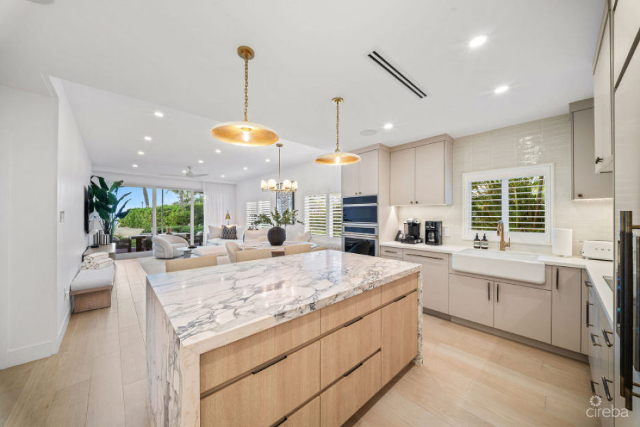 Avalon 9, Exquisite Beachfront Condo - 1