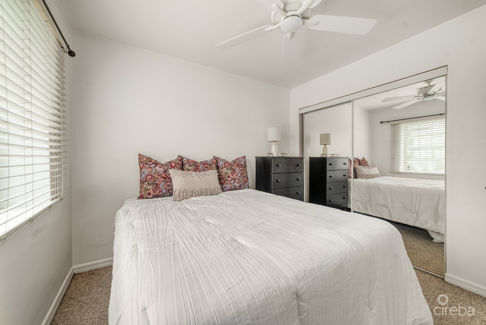 Lakeside 1 Bed / 1 Bath Near Camana Bay